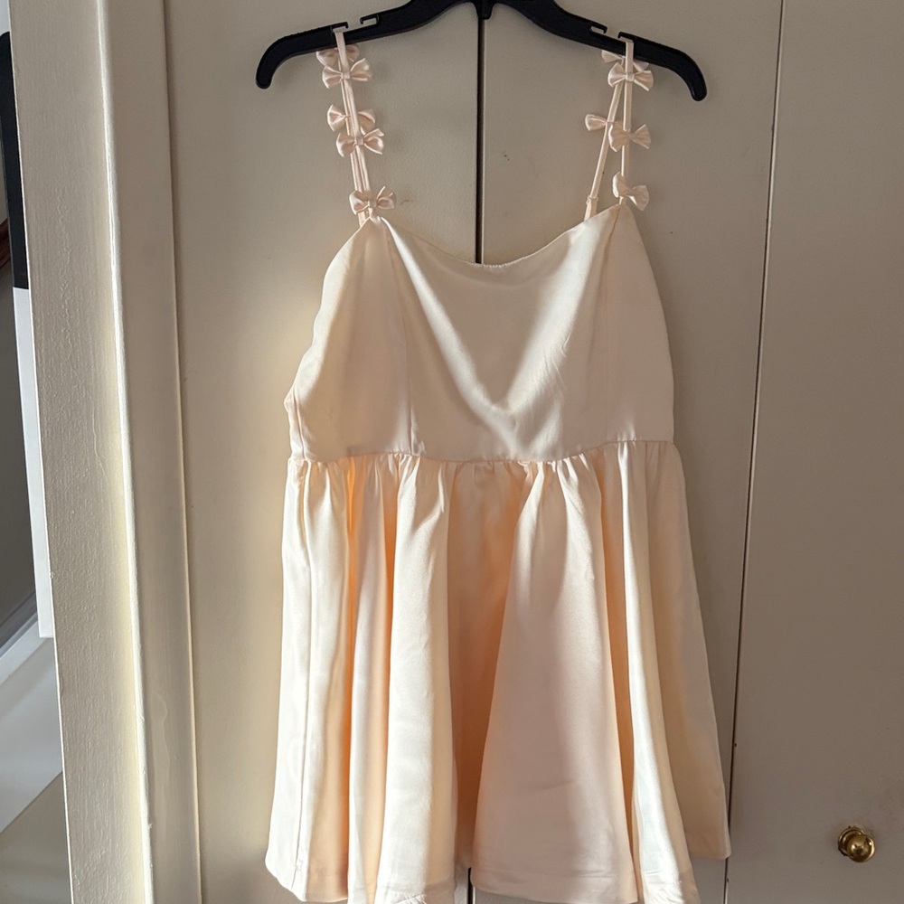 HYFVE Cream Spaghetti Strap Prom Dress with Bow Details